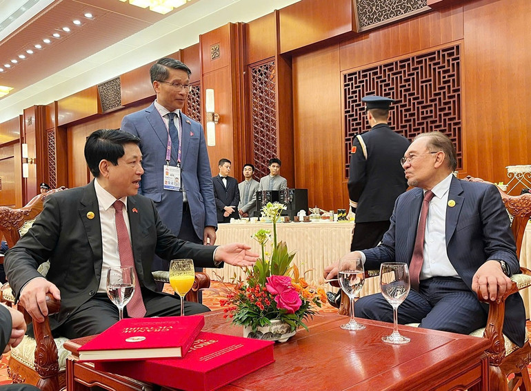 Chủ tịch nước Lương Cường gặp Thủ tướng Malaysia Anwar Ibrahim. (Ảnh: TTXVN) malaysia.jpg