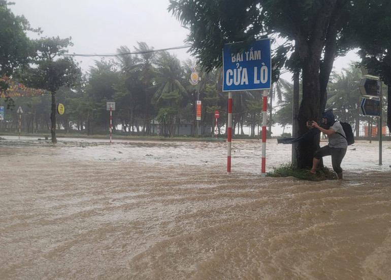 Phóng viên Trần Trung Hiếu đưa tin về bão số 5 tại hiện trường. baitam1.jpg