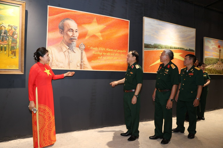 Họa sĩ Nguyễn Thu Thủy giới thiệu tác phẩm Bác Hồ đọc tuyên ngôn Độc lập do chị thể hiện bằng chất liệu sơn dầu. tc.jpg