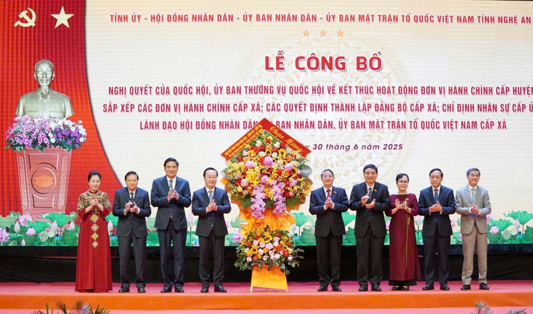 Đồng chí Nguyễn Đức Hải, Phó Chủ tịch Quốc hội và đoàn công tác đã trao tặng hoa chúc mừng lãnh đạo tỉnh Nghệ An. z6756174290443-3f68faf9729abbe6191203d36c192b1a.jpg