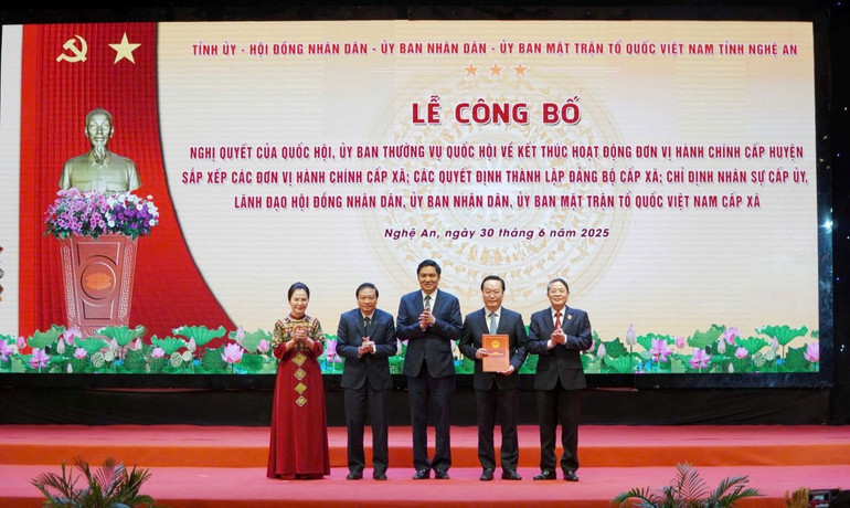 Thay mặt lãnh đạo Đảng, Nhà nước, đồng chí Nguyễn Đức Hải, Phó Chủ tịch Quốc hội đã trao Nghị quyết của Ủy ban Thường vụ Quốc hội cho lãnh đạo tỉnh Nghệ An. 112.jpg