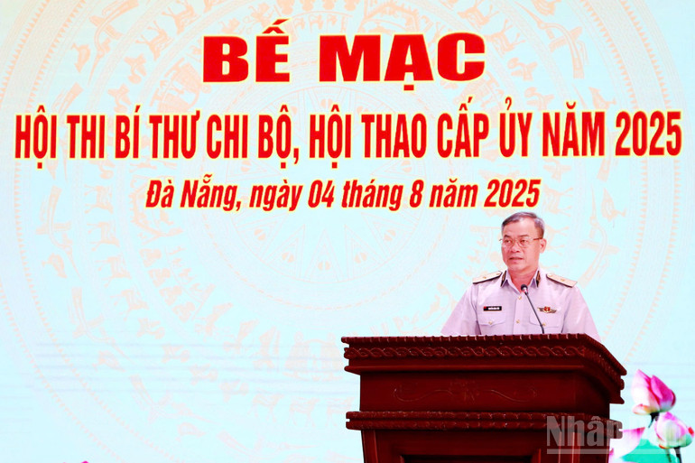 Chuẩn Đô đốc Nguyễn Đăng Tiến - Bí thư Đảng ủy, Chính ủy Vùng phát biểu bế mạc. (Ảnh: ĐÌNH TĂNG) ndo_br_vung31.jpg