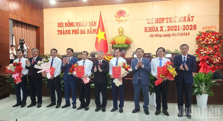 Thông qua Đề án lần này, thành phố Đà Nẵng sẽ bố trí đủ số lượng theo định mức, đúng cơ cấu, bảo đảm chất lượng, đồng thời điều động, biệt phái cán bộ từ nơi dư sang nơi thiếu, ưu tiên các xã miền núi, vùng xa. (Ảnh: ĐÌNH TĂNG) ndo_br_hdndtp5.jpg