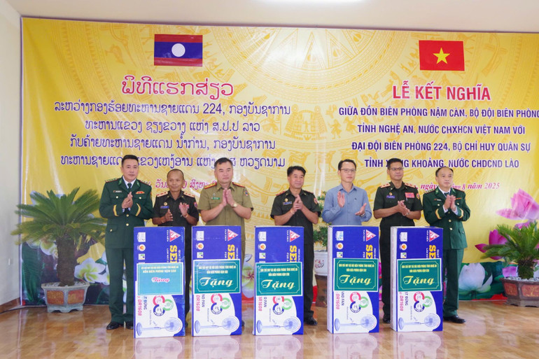 Đồn Biên phòng Nậm Càn tặng quà Đại đội 224. z6927109578661-4ab6b8f7e893aba1f39534e7813250f6.jpg