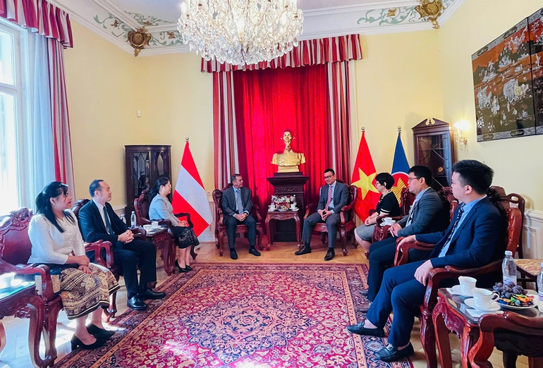 Đại sứ Đại sứ Vũ Lê Thái Hoàng khẳng định tình hữu nghị Việt-Lào là tài sản vô giá luôn được các thế hệ lãnh đạo và nhân dân hai nước vun đắp và xây dựng. lao.jpg