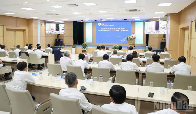 Quang cảnh tại buổi lễ công bố. (Ảnh: ĐÌNH TĂNG) ndo_br_evncpc111.jpg