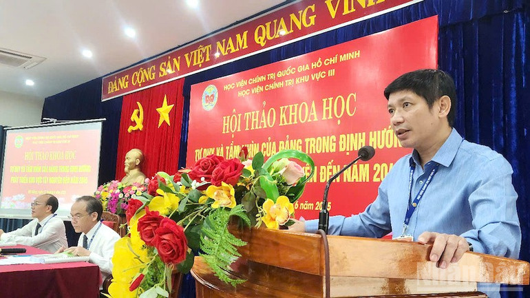 Tiến sĩ Nguyễn Dũng Anh, Phó Giám đốc Học viện Chính trị khu vực III nhấn mạnh những lợi thế, điều kiện để Tây Nguyên phát triển trong thời gian tới. (Ảnh: ĐÌNH TĂNG) ndo_br_httayguyen5.jpg