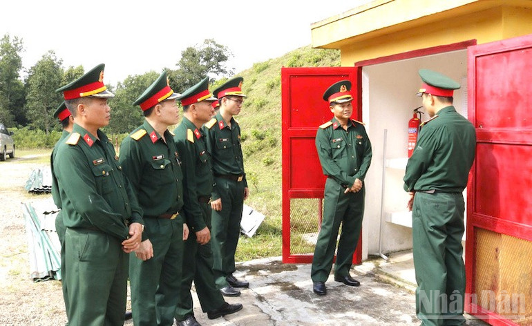 Đại tá Lương Kế Điềm, Chủ nhiệm Hậu cần-Kỹ thuật Quân khu 5 kiểm tra hệ thống phòng cháy, chữa cháy tại Kho Kỹ thuật K55. (Ảnh: ĐÌNH TĂNG) ndo_br_kho552.jpg