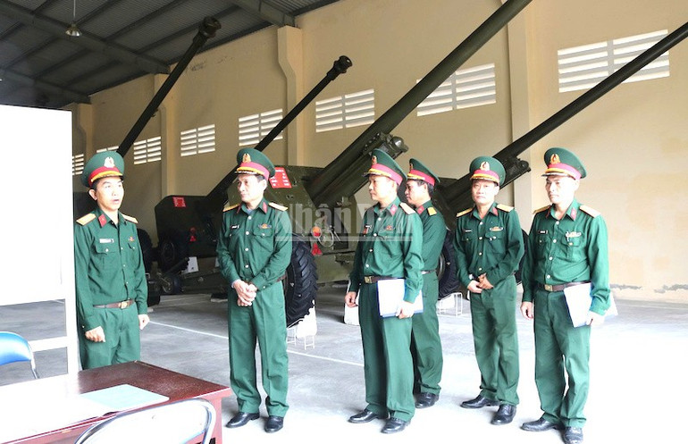 Đại tá Trần Kim Quyền - Bí thư Đảng ủy, Chính ủy Cục Hậu cần-Kỹ thuật kiểm tra tại Kho Kỹ thuật K55. (Ảnh: ĐÌNH TĂNG) ndo_c_kho554.jpg