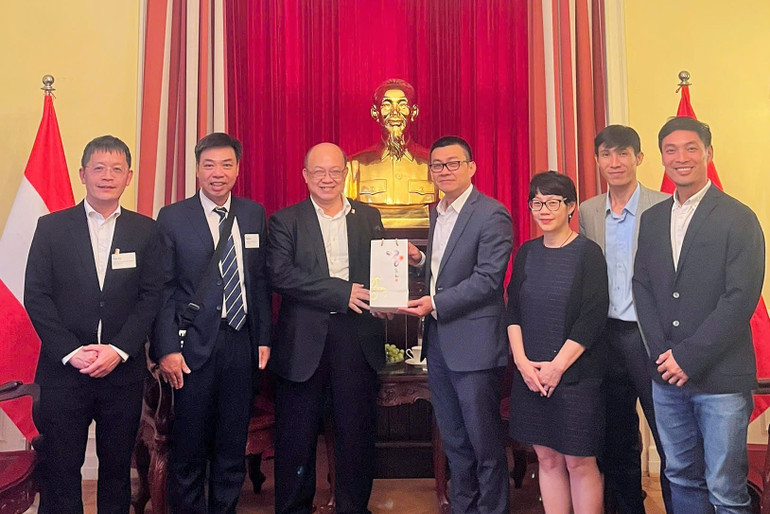 Đại sứ Vũ Lê Thái Hoàng và đoàn công tác của Đại học Bách khoa Hà Nội tại Đại sứ quán Việt Nam tại Cộng hòa Áo và Slovenia pgs.jpg
