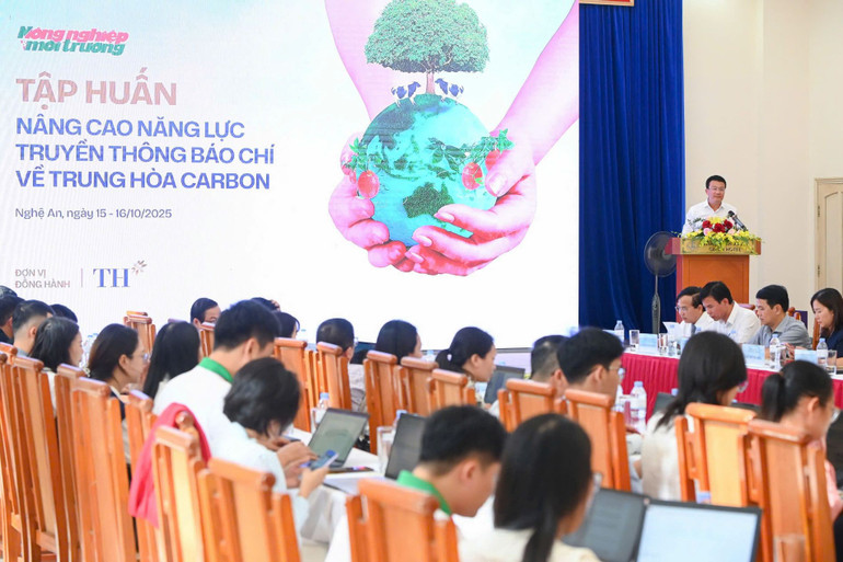 Buổi tập huấn nhận được nhiều chia sẻ, kinh nghiệm từ các diễn giả, chuyên gia đầu ngành. z7118979713500-e3900d57f86d79de70f4ee8a36be3c37.jpg
