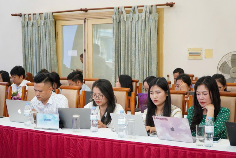 Các nhà báo tham dự buổi tập huấn. z7119049074148-2c1cffa1ef8a097127075ff6dd181bc9.jpg