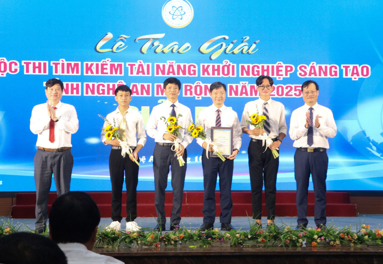 Ban Tổ chức cuộc thi trao giải Ba cho nhóm tác giả. img-6573.jpg