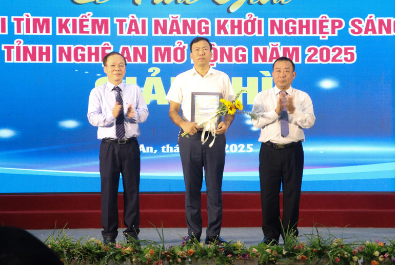 Phó Chủ tịch Uỷ ban nhân dân tỉnh Nguyễn Văn Đệ và Phó Chủ tịch Liên đoàn Thương mại và Công nghiệp Việt Nam Bùi Trung Nghĩa trao giải Nhì cho Dự án “Tin Học Trẻ Pro – Nền tảng học lập trình trực tuyến và luyện thi cho học sinh tiểu học, trung học cơ sở”. img-6572.jpg