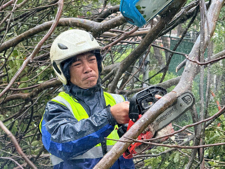 Lực lượng chức năng làm việc liên tục để sớm khắc phục hậu quả mưa bão. z7063046356911-9ffb7031523e76517e7436492db47ff4.jpg