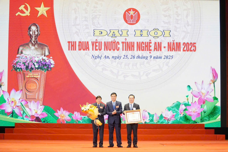 Thừa ủy quyền của Thủ tướng Chính phủ, đồng chí Phạm Huy Giang, Trưởng Ban Thi đua-Khen thưởng Trung ương trao Bằng khen Thủ tướng tặng nhân dân và cán bộ tỉnh Nghệ An. z7051656050334-9c3d3123a405151af46b6475b98ce151.jpg