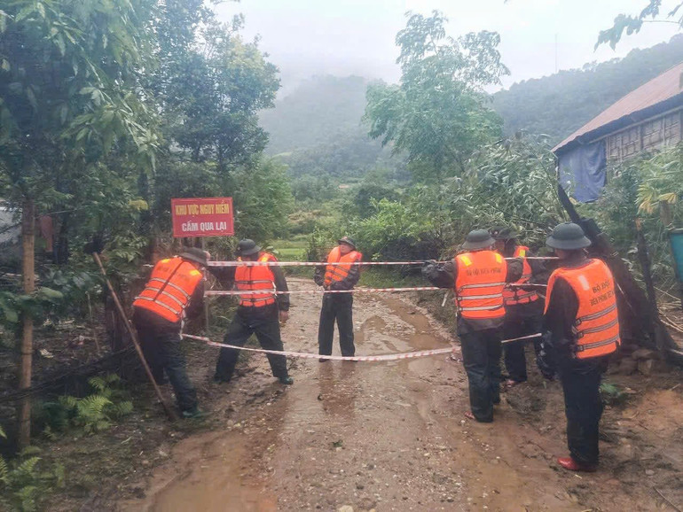 Đồn Biên phòng Tri Lễ tổ chức lực lượng thường trực, phối hợp các lực lượng chức năng cắm biển cảnh báo, biến cấm qua lại tại các khu vực nguy hiểm trên địa bàn. z7063049124460-97bf17b940f00b7eb6e20306f9653b80.jpg