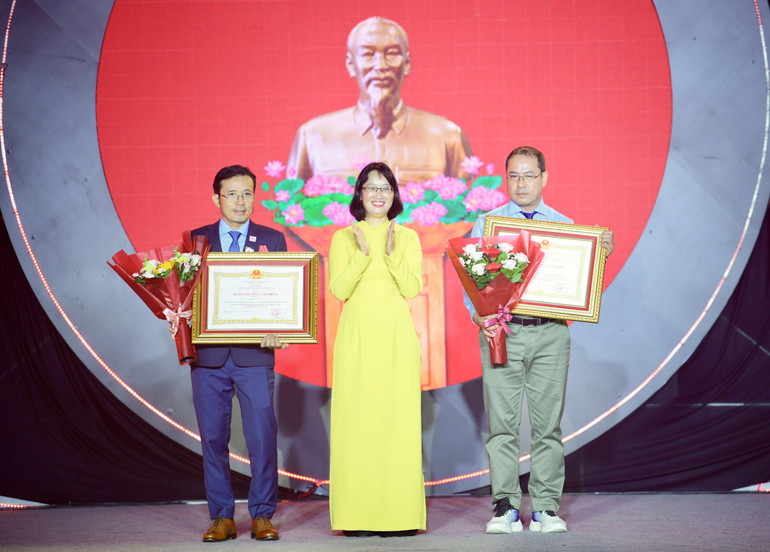 Các cá nhân của Báo Tuổi Trẻ đón nhận phần thưởng cao quý của Đảng, Nhà nước. (Ảnh: QUANG ĐỊNH) bacho.jpg
