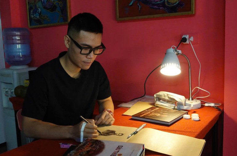 Họa sĩ Chu Nhật Quang thực hiện các phác thảo cho bộ tranh sơn mài "Mùa xuân Độc lập". dd35546a-cb03-478c-96fb-b13b761de5d1.jpg