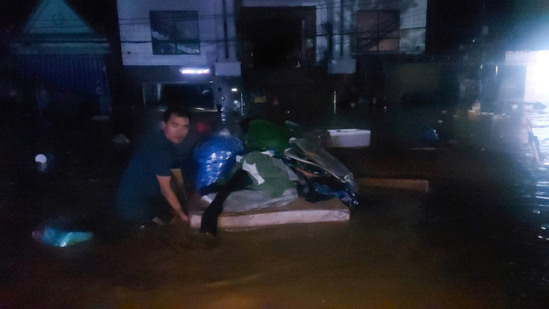 Nhiều hộ dân ở xã Mường Xén không kịp dọn đồ đạc vì nước lên quá nhanh. z6831375268847-6686e688c515789ee84511e0dd681803.jpg