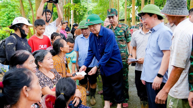 Phó Thủ tướng Mai Văn Chính đã đến thăm hỏi, động viên, trao quà đến những gia đình đang được sơ tán đến Vườn quốc gia Pù Mát. z6836151779077-74ee32d8e5bbf3259a97f30558c21f17.jpg