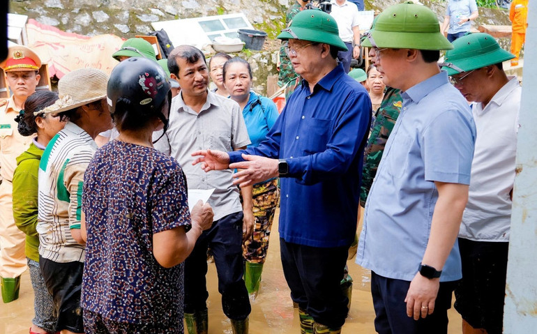 Phó Thủ tướng Mai Văn Chính đã đến thăm hỏi, động viên những gia đình có nhà bị ngập sâu tại thôn Tân Liên, xã Con Cuông. z6836151767777-57e8e4e587de9abcab1703dfc3232371-3898.jpg