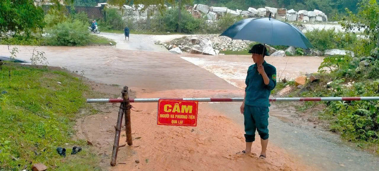 Nhiều địa phương lập rào chắn tại các điểm cầu tràn, đường giao thông bị ngập bảo đảm an toàn cho người dân. z6829817301742-cab0469ba61cd800bef36e750d357297.jpg