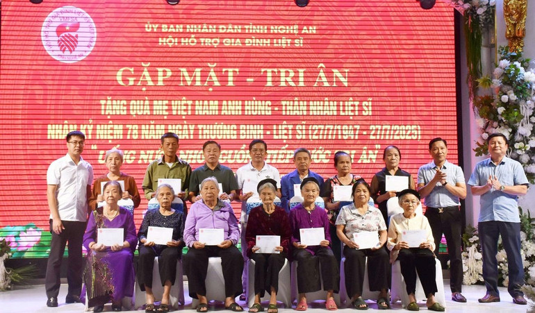 Trao quà tặng các gia đình thân nhân liệt sĩ tiêu biểu. bna-trao-qua-than-nhan-liet-si.jpg