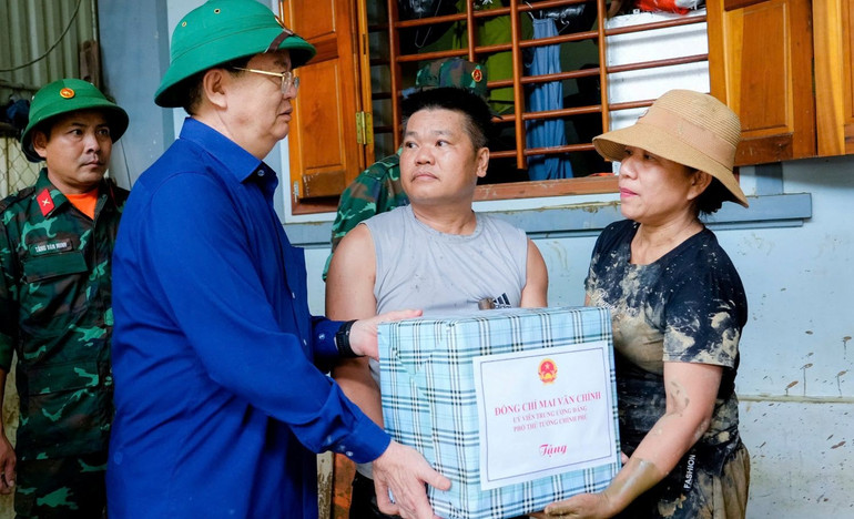 Phó Thủ tướng Mai Văn Chính tặng quà, động viên các hộ gia đình sớm vượt qua khó khăn, ổn định cuộc sống. z6836151812867-7e266130da5fa2fa763a65ce7830c65a.jpg