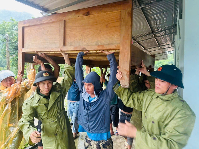 Công an xã Lượng Minh tổ chức di dời khẩn cấp 2 hộ dân tại bản Côi đến nơi an toàn. z6829782792838-b73494c6991416c8fd547041eea52ec3.jpg