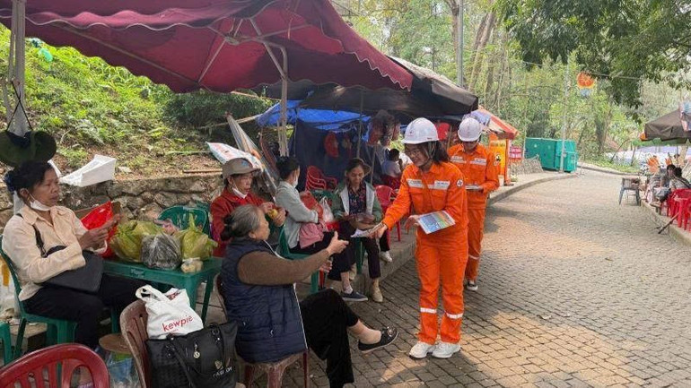 Công nhân ngành điện cũng tăng cường tuyên truyền tiết kiệm diện, an toàn chống cháy nổ đến người dân. Công nhân ngành điện cũng tăng cường tuyên truyền tiết kiệm diện, an toàn chống cháy nổ đến người dân.