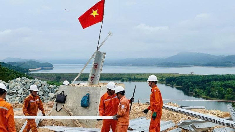 Thi công đường dây 500KV Quảng Trạch , Phố Nối. Thi công đường dây 500KV Quảng Trạch , Phố Nối.