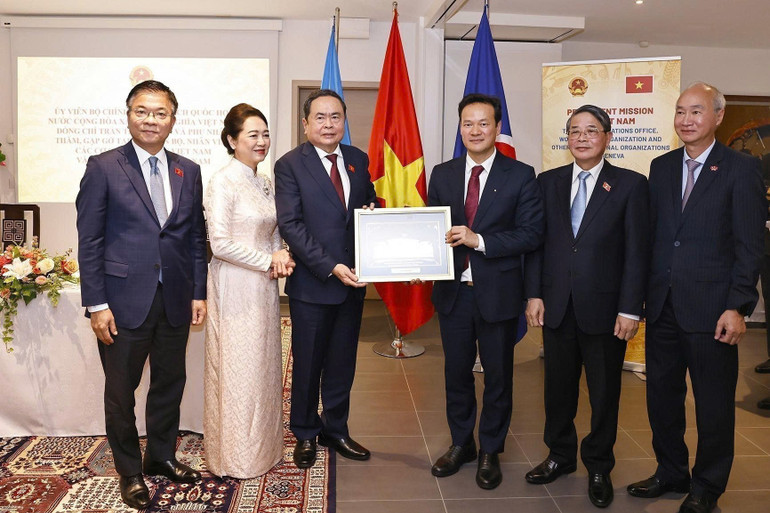 Chủ tịch Quốc hội Trần Thanh Mẫn và Phu nhân tặng quà cho Phái đoàn. Ảnh: TTXVN phandungtang.jpg
