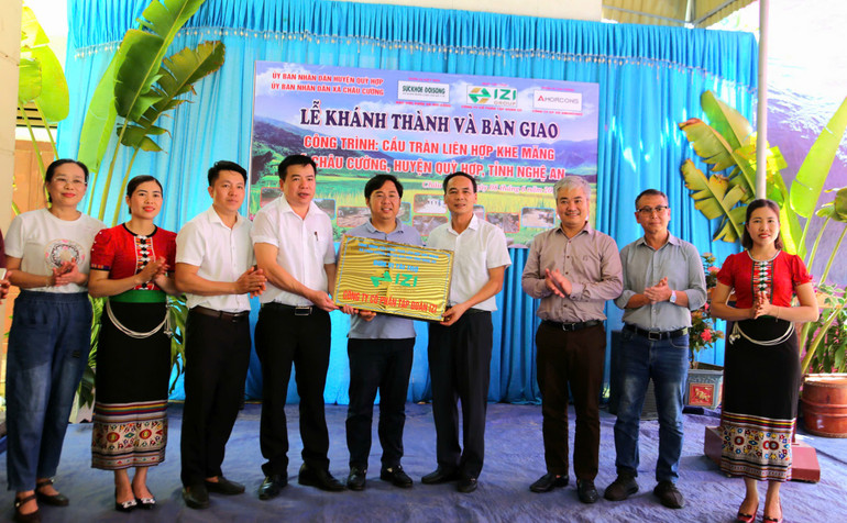 Lãnh đạo Báo Sức khỏe và Đời sống cùng nhà tài trợ trao biển tượng trưng cầu tràn liên hợp Khe Măng cho địa phương. z6684119430650-7c5f87caa365059dbd34855b7732de84.jpg