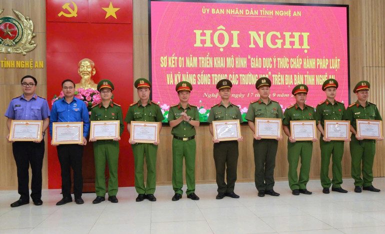 Đồng chí Đại tá Trần Ngọc Tuấn, Phó Giám đốc Công an tỉnh tặng Giấy khen của Giám đốc Công an tỉnh cho các tập thể, cá nhân. z7020461167935-e3ef56cc86f0b26c619838ea73c69019-5320.jpg