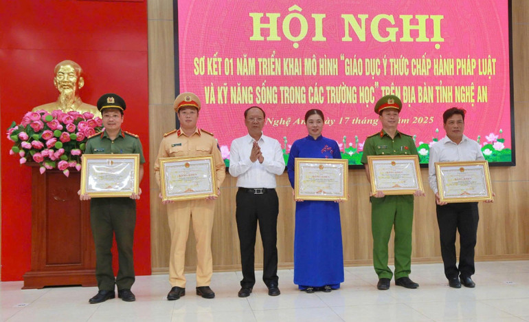 Đồng chí Bùi Thanh An, Phó Chủ tịch Ủy ban nhân dân tỉnh tặng Bằng khen của Ủy ban nhân dân tỉnh cho các tập thể, cá nhân. z7020461148521-95bc571078a2a4ac0631f4f4d43b7973.jpg