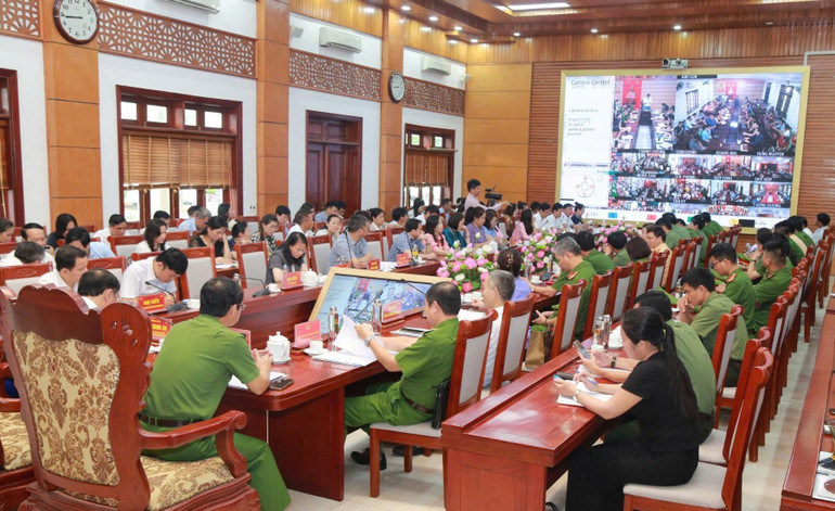 Hội nghị được tổ chức trực tiếp và trực tuyến đến điểm cầu Công an các địa phương. z7020461191663-f0ef7d9b8669d4674b12d1209fa7fbc3.jpg