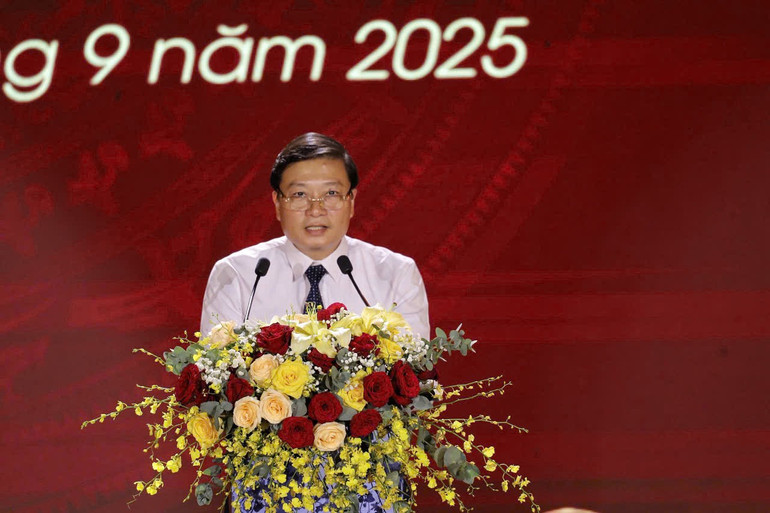 Chủ tịch Ủy ban nhân dân tỉnh Nghệ An Lê Hồng Vinh đọc diễn văn tại buổi lễ. z7005687178244-127dab72628fe9a332326588138d85a4.jpg