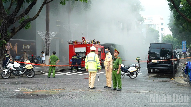 Lực lượng cảnh sát phòng cháy, chữa cháy thành phố Đà Nẵng tham gia khống chế một đám cháy trên địa bàn thành phố. (Ảnh: ĐÌNH TĂNG) ndo_br_pccc8.jpg