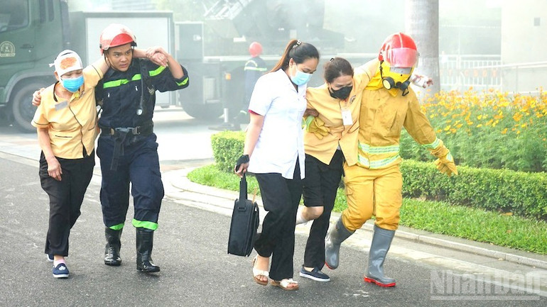 Một tình huống diễn tập chữa cháy tại thành phố Đà Nẵng. (Ảnh: ĐÌNH TĂNG) ndo_br_pccc5.jpg