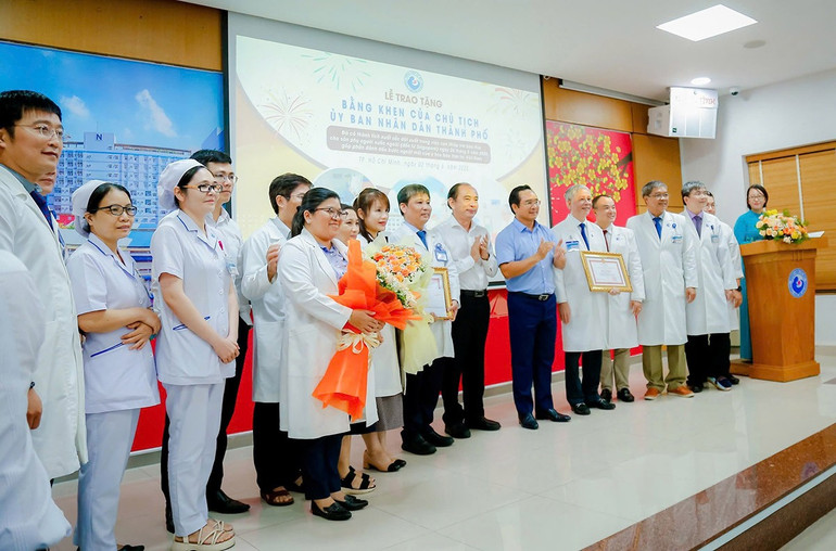 Lãnh đạo Ủy ban nhân dân Thành phố Hồ Chí Minh tặng bằng khen cho Bệnh viện Từ Dũ và bệnh viện Nhi đồng 1 sau ca can thiệp tim bào thai cho sản phụ người nước ngoài. yte1.jpg
