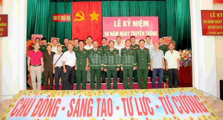 Các đại biểu chụp ảnh lưu niệm tại buổi lễ. (Ảnh: ĐÌNH TĂNG) ndo_c_qk54.jpg