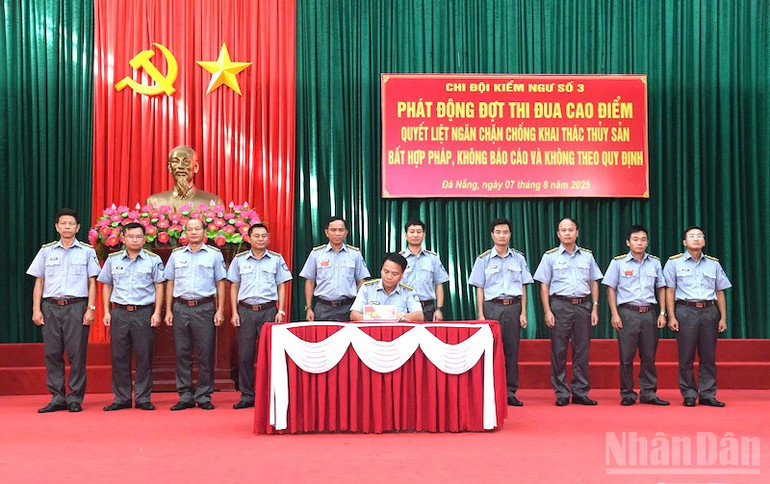 Các cơ quan, đơn vị ký kết giao ước thi đua. (Ảnh: TIẾN DŨNG) ndo_br_knguso32.jpg