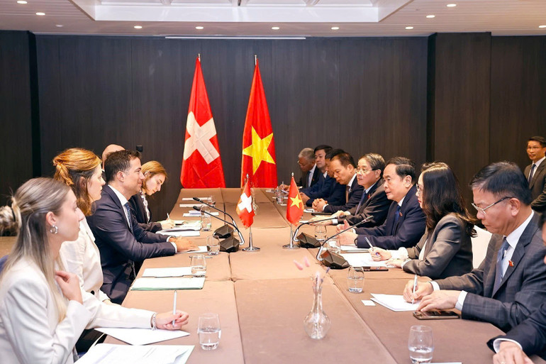 Chủ tịch Quốc hội Trần Thanh Mẫn hội kiến Chủ tịch Thượng viện Thụy Sĩ Andrea Caroni. Ảnh: TTXVN anhgoc2.jpg