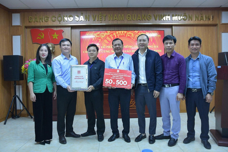 Ông Nguyễn Văn Thêm, Phó Giám đốc Sở Giáo dục và Đào tạo Bắc Ninh đón nhận đồ dùng học tập để gửi tới giáo viên học sinh các vùng bị ảnh hưởng bão lũ. 2.jpg