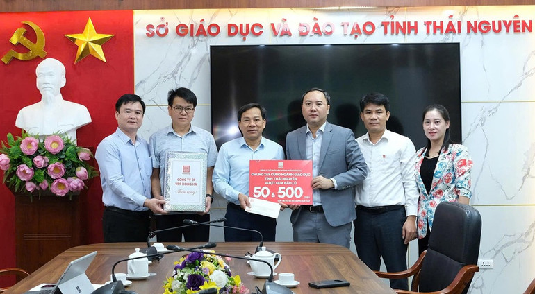 Ông Nguyễn Trung Kiên, Tổng Giám đốc Công ty Văn phòng phầm Hồng Hà trao quà cho ông Nguyễn Đức Thịnh, Phó Giám đốc Sở Giáo dục và Đào tạo Thái Nguyên. thainguyen.jpg