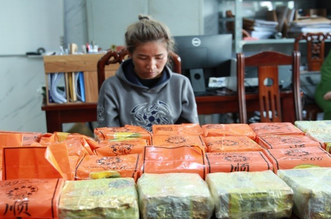 Đối tượng Bounhak SonLi Nhong và 30kg ma túy đá bị thu giữ. mmmm.jpg