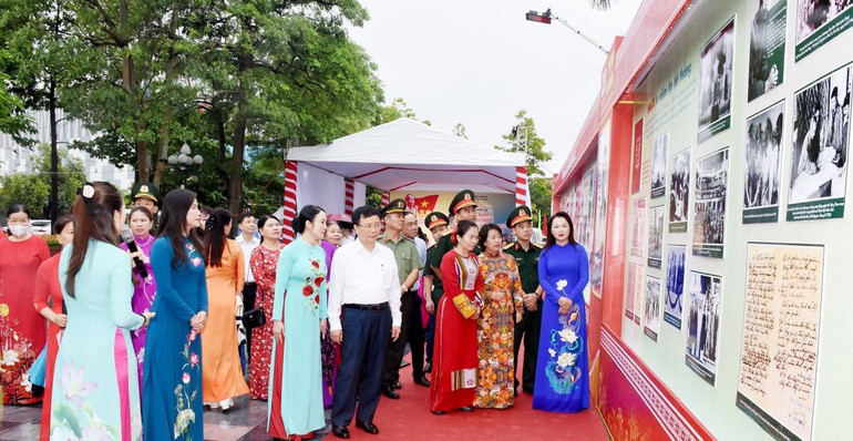 Các đại biểu và nhân dân tham quan trưng bày chuyên đề. bna-5-chuyen-de.jpg