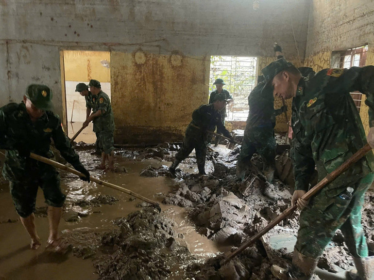 Bộ đội Biên phòng Nghệ An hỗ trợ các trường học khắc phục hậu quả sau mưa lũ cuối tháng 7 vừa qua. z6972730882391-b9abc037888707534f9676bf884a0c4a.jpg