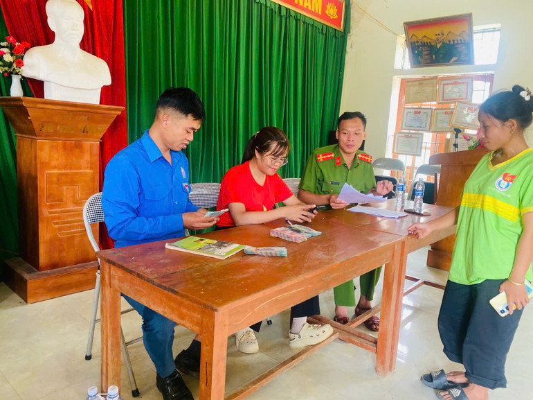 Đoàn viên thanh niên xã Mường Típ, Nghệ An hỗ trợ chi trả tiền cho người dân. z6966813487781-279eac01eada548ee770e8c0a53ea8b2.jpg